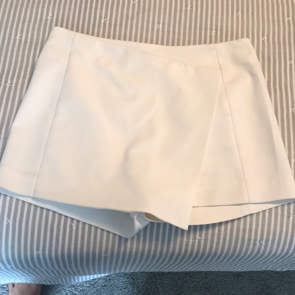 Express white skort